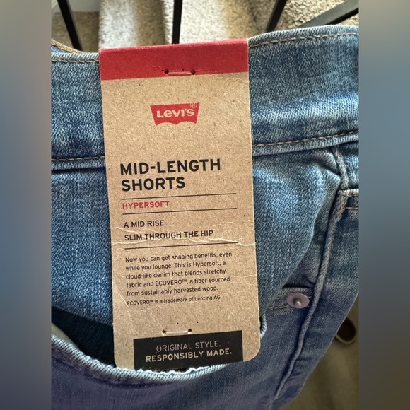 Levi's Mid Length Shorts - Picture 7 of 7